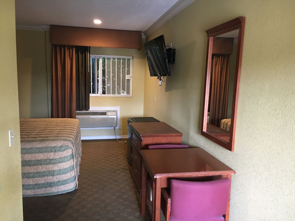 Bellflower Travel Inn - photo 30