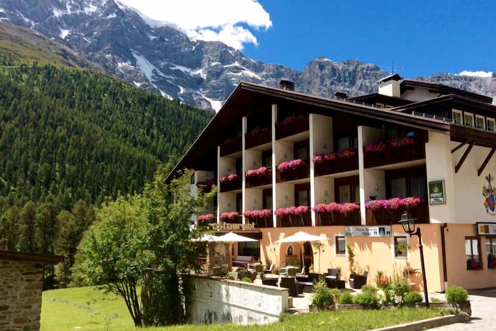 Hotel Alpina - carbon neutral hotel in Stelvio