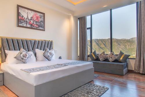 Kasauli Hill Crest Luxury 2 Bhk Valley View — 5-Star Luxury Hotel in Kasauli, India
