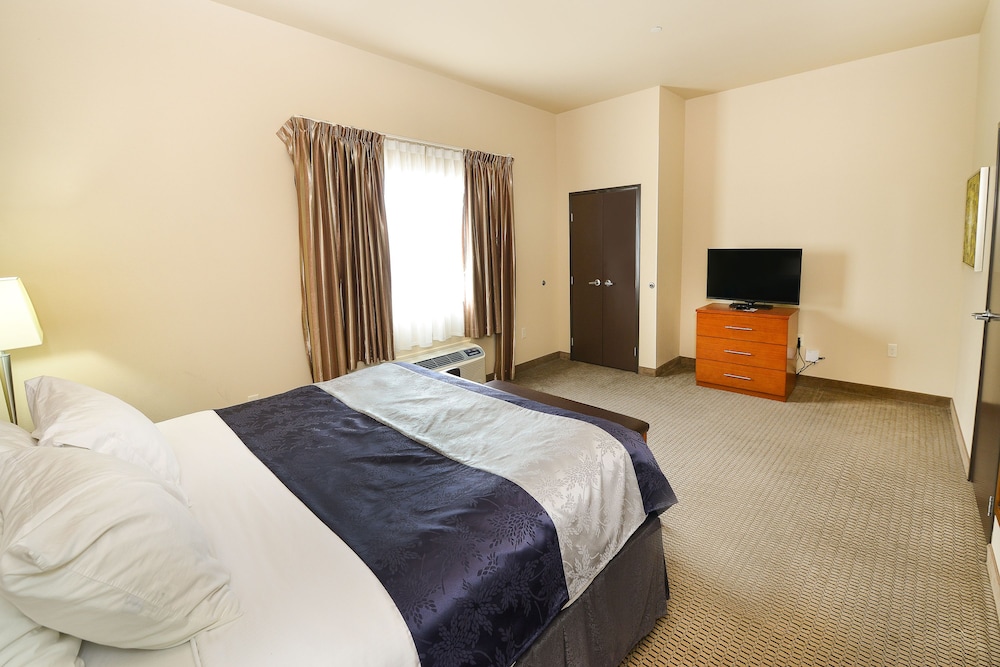 Baymont by Wyndham Grand Forks - photo 11