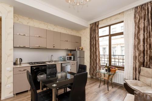 City Center Luxe Apartment