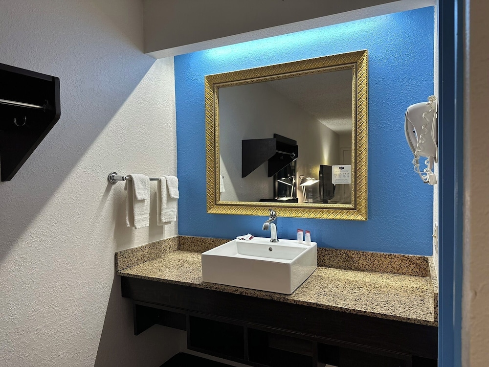 Red Roof Inn Flint Bishop Airport - photo 12