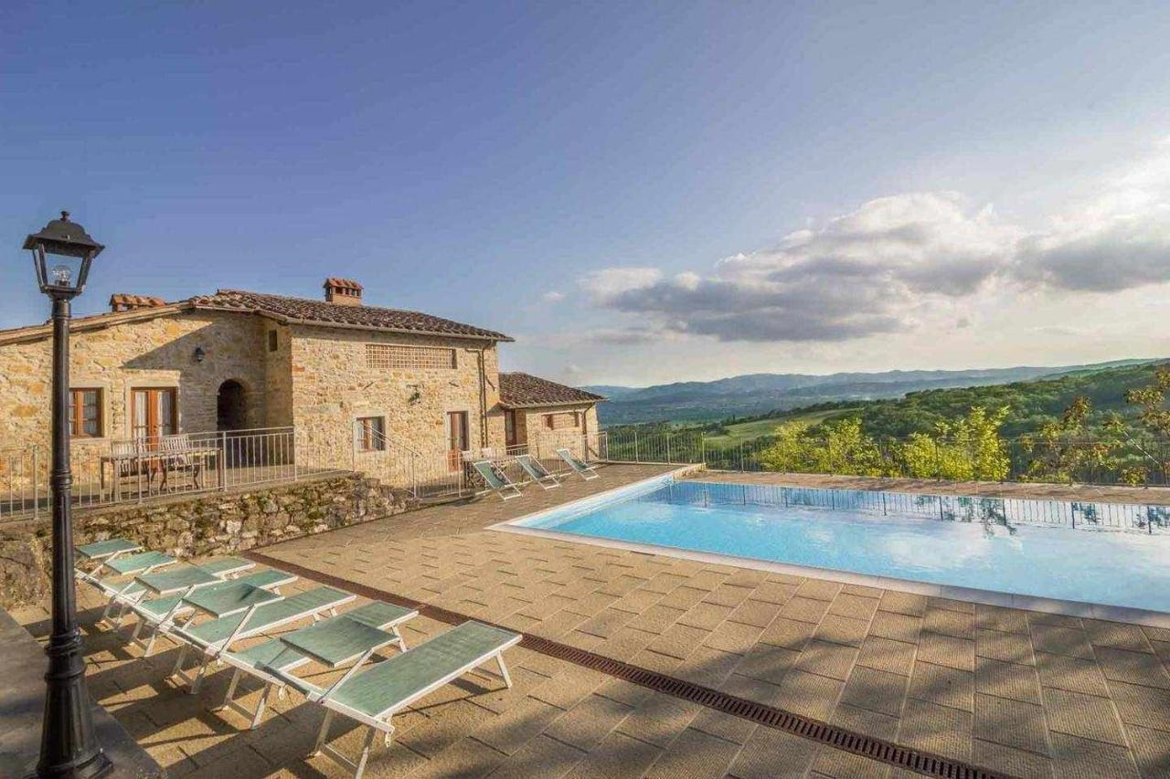 Villa Cungi con piscina privata — 4-Star Luxury Hotel in Sansepolcro, Italy