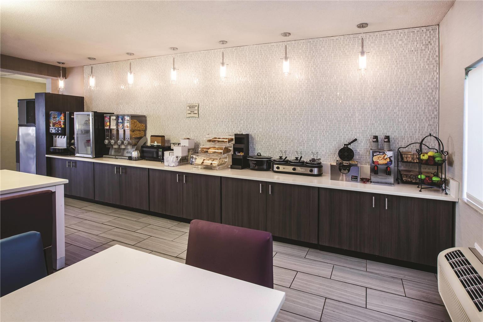 La Quinta Inn by Wyndham Indianapolis North at Pyramids - photo 31