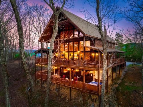 Cozy cabin crackling fire and hot tub magic — 4-Star Luxury Hotel in Sevierville, United States