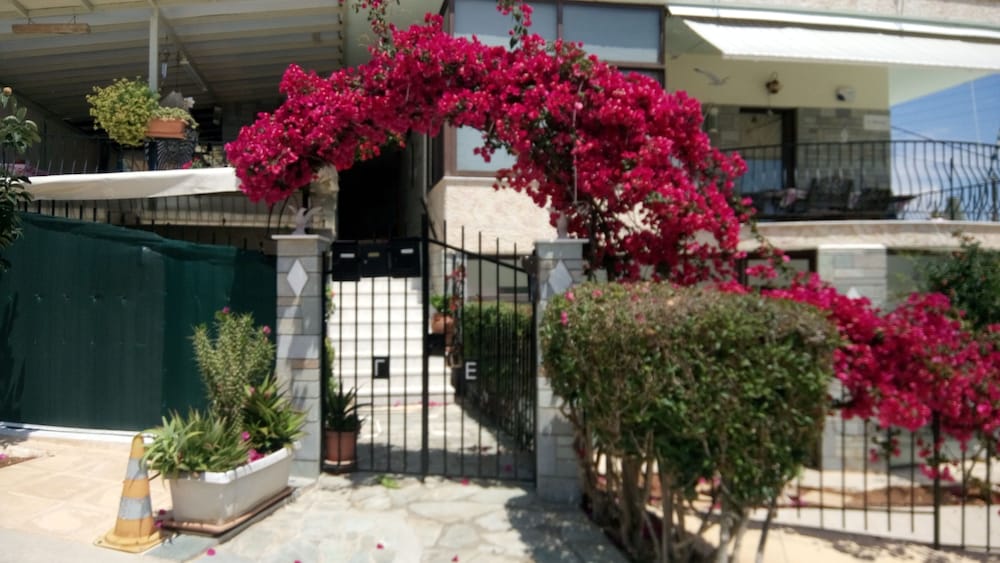 Villa George — 4-Star Luxury Hotel in Marathonas, Greece