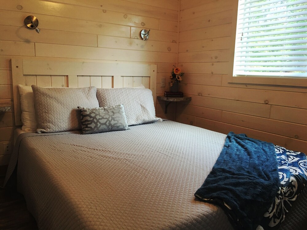 Waterfront Two Bedroom Cabin #15 on the Lake at Long Cove Resort by Redawning - photo 2