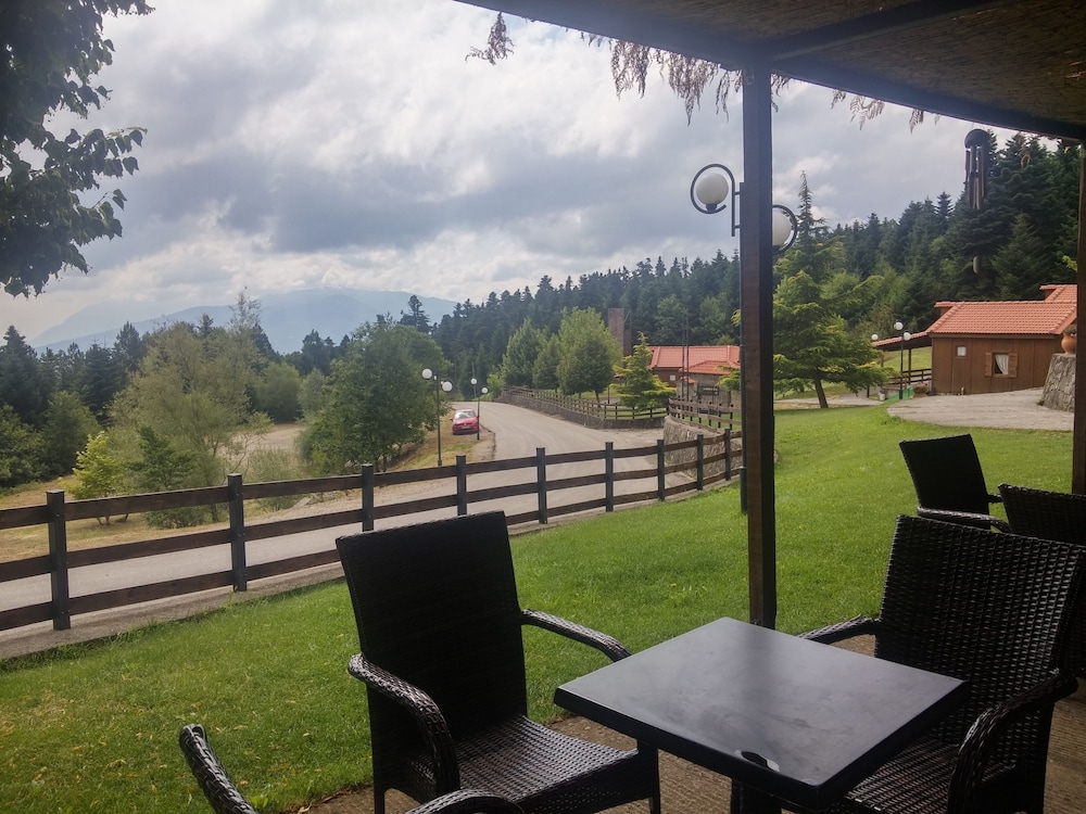 Livadaki Village Makrakomi