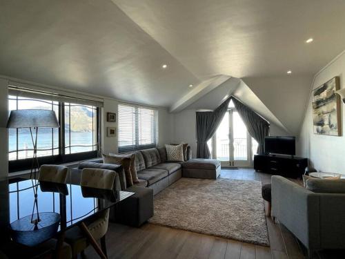 Stunning penthouse in Hout Bay overlooking the beach