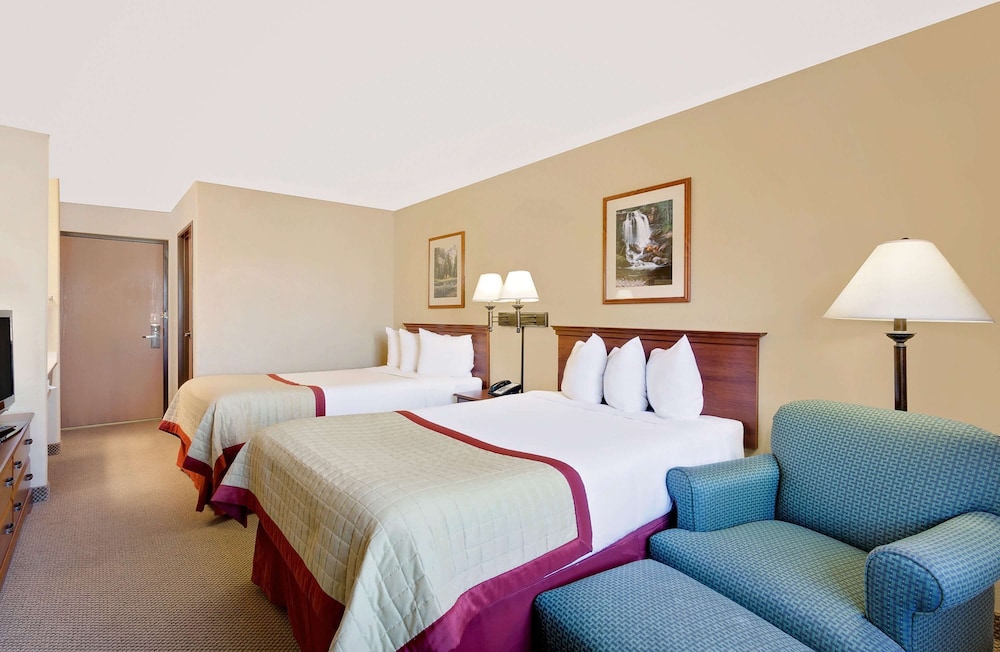 Baymont by Wyndham Pinedale - photo 16