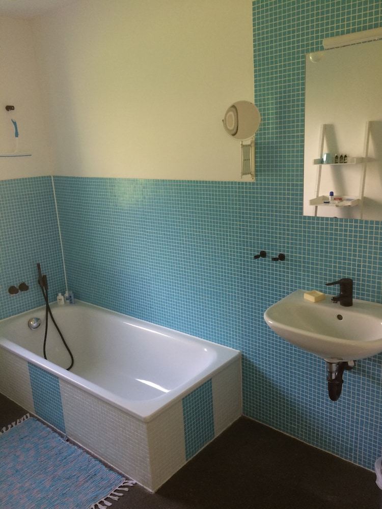 Deep soaking bathtub