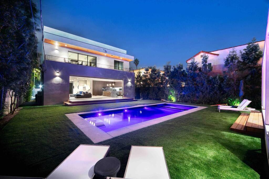 Hollywood Hills 5 Br Villa Pool Rooftop Parking — 4-Star Luxury Hotel in Los Angeles, United States
