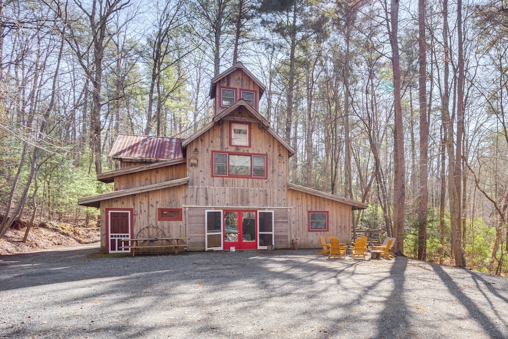 Jasper 7 Timbers Cabin on 10 Acres with a Creek — 4-Star Luxury Hotel in Jasper, United States