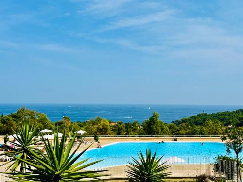 La Mediterranee Comme Vous L’aviez Revee in Saint-Raphael, France