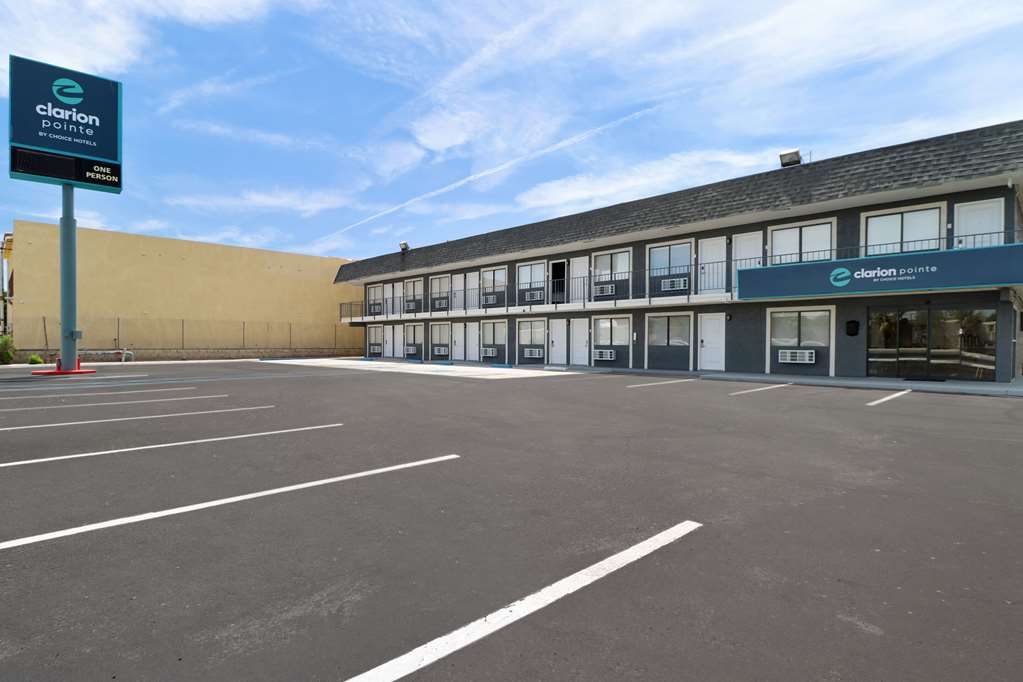 Clarion Pointe Ridgecrest near China Lake Naval Station - photo 4