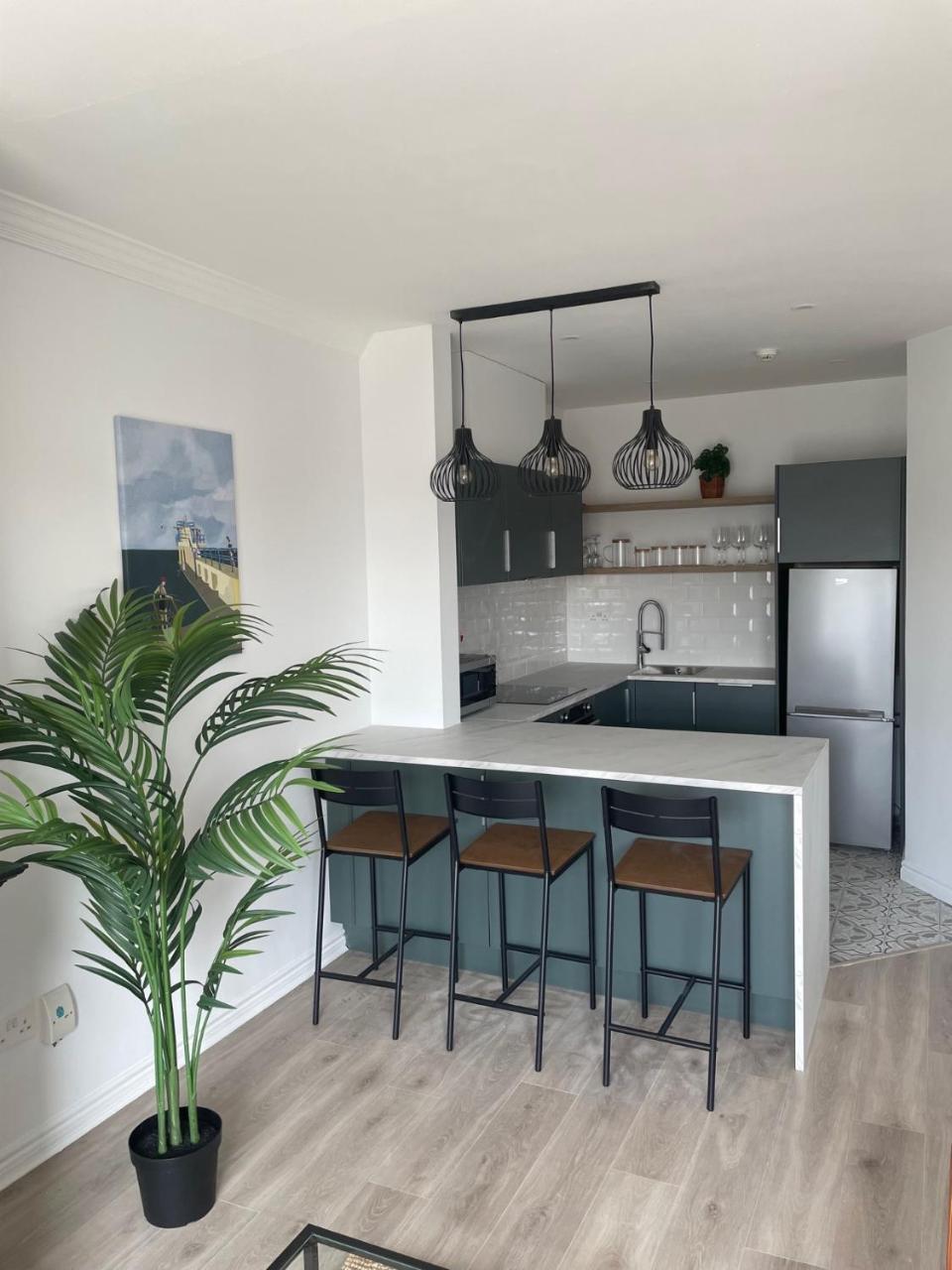 Modern and Spacious Apt5 Sleeps 6 Free Parking — 4-Star Luxury Hotel in Gaillimh, Republic of Ireland