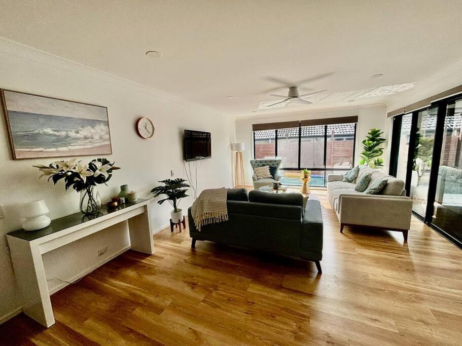 3 Bed Modern Home Spacious Oasis & Pool — 4-Star Luxury Hotel in Birkdale, Australia