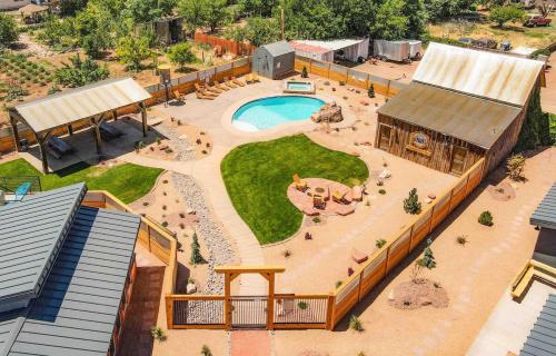 Timber & Tin E 2Bed 2Bath w Pool & Rooftop Deck in Kanab, United States