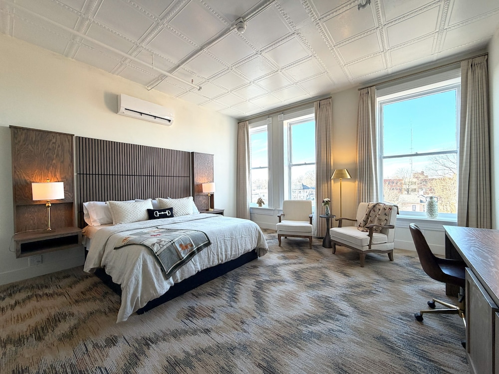 Hotel Thoroughbred in Paris, United States