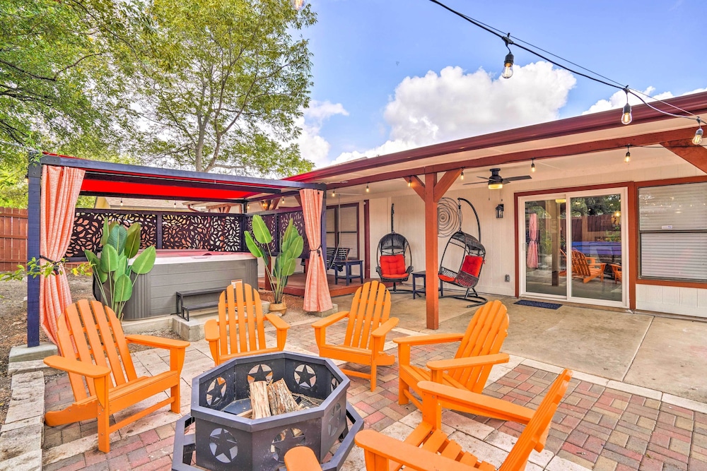 San Antonio Home with Hot Tub and Arcade Games — 4-Star Luxury Hotel in San Antonio, United States