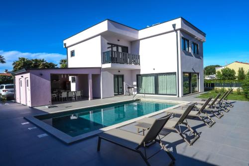 Villa Jacky in Poreč for 8 people with private pool just 900 meters from sea — 4-Star Luxury Hotel in Porec, Croatia