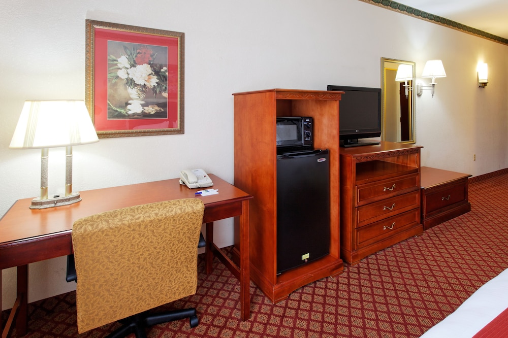 Holiday Inn Express Hotel & Suites Tupelo by IHG - photo 6