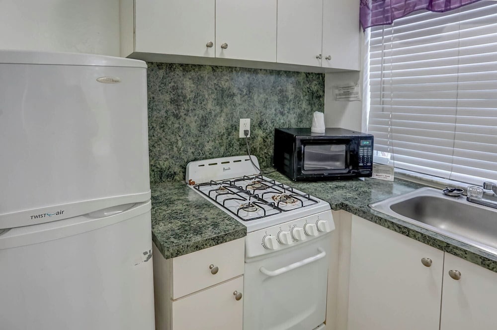 Richard's Pet Friendly Motel - photo 21