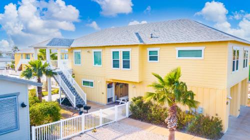 Sandy Craic Elevator Overlooking Community Pool - last minute hotel in Port Aransas