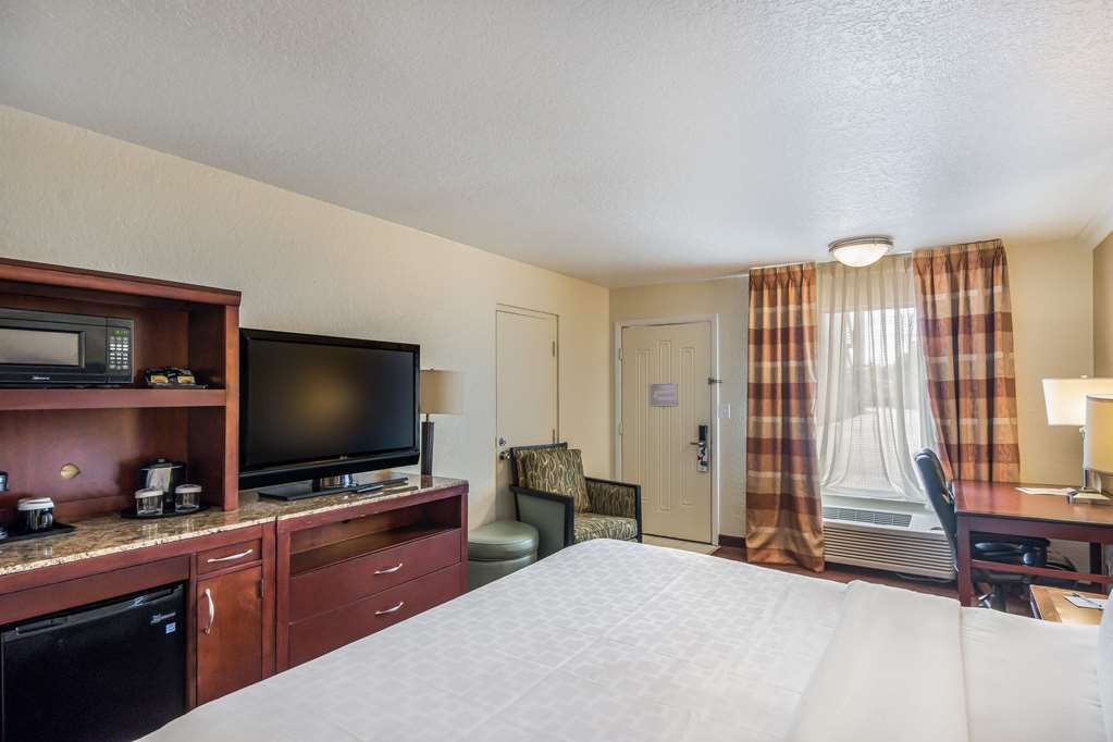 Clarion Inn & Suites Central Clearwater Beach - photo 23
