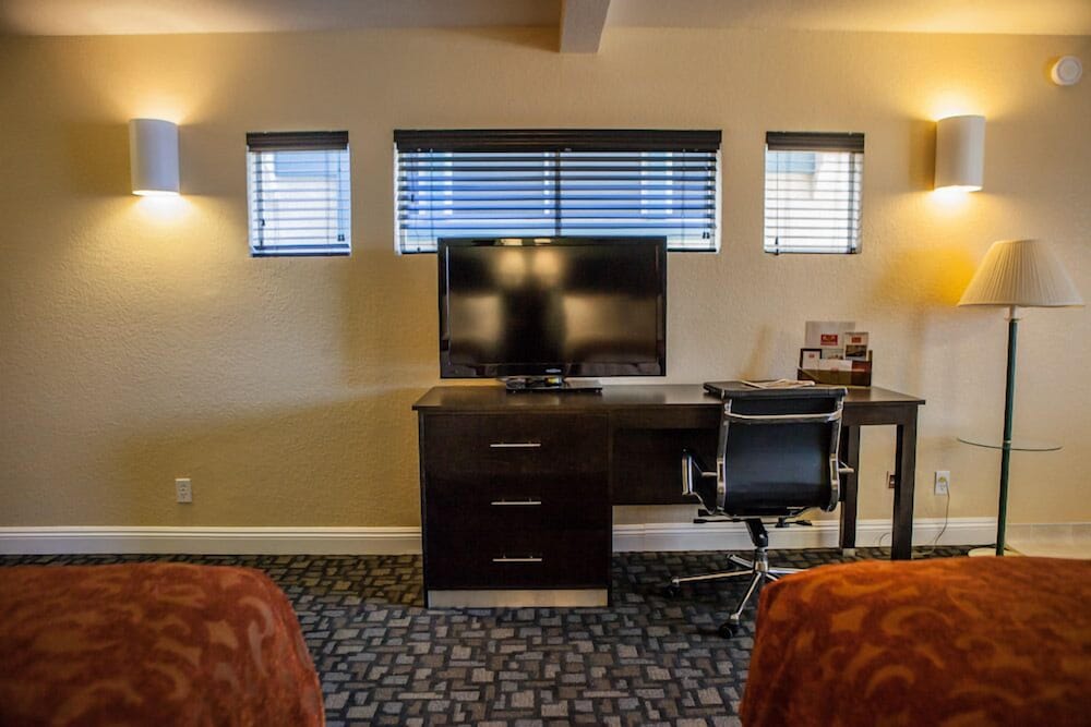 Marinwood Inn & Suites - photo 9