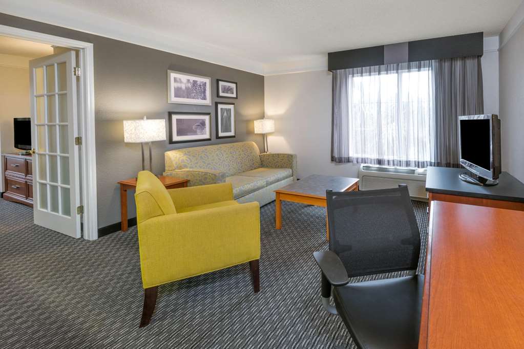 La Quinta Inn & Suites by Wyndham San Antonio Riverwalk - photo 39