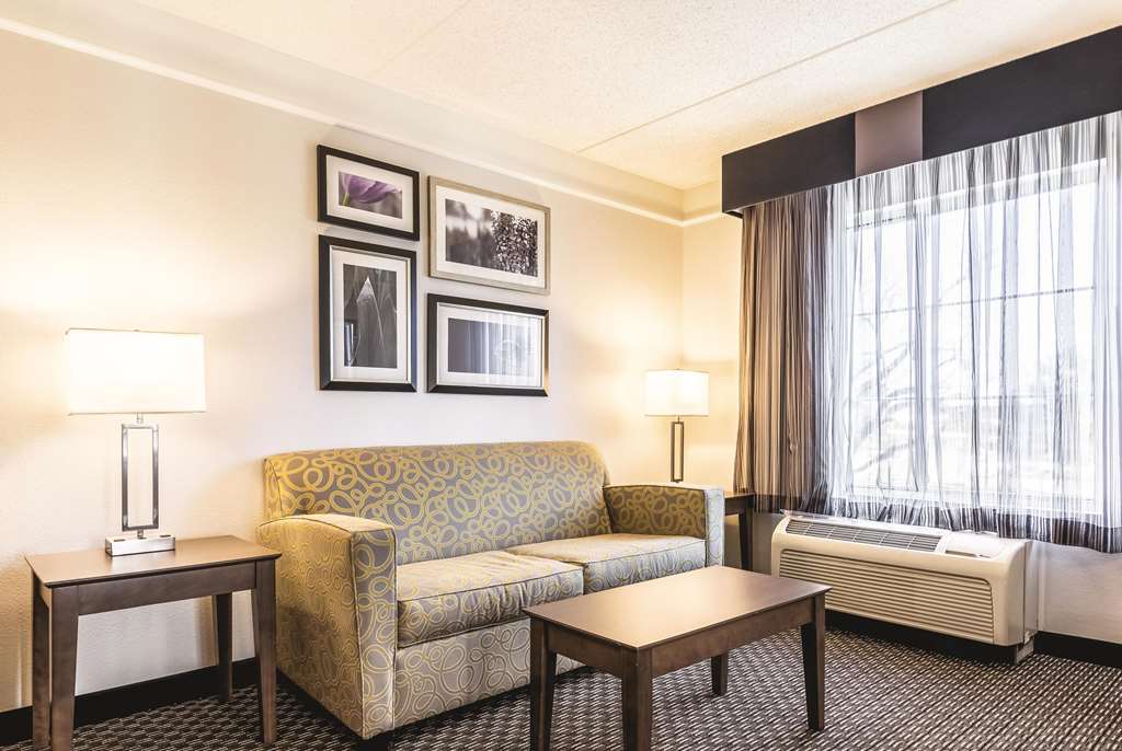 La Quinta Inn & Suites by Wyndham Alexandria Airport - photo 28