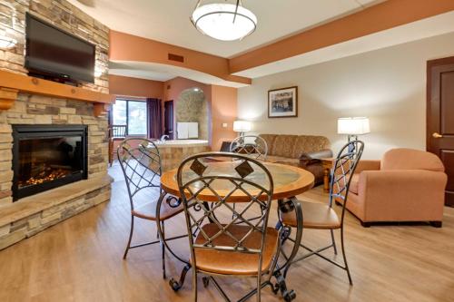 Wisconsin Dells Resort Condo with 2 Fireplaces — 4-Star Luxury Hotel in Wisconsin Dells, United States
