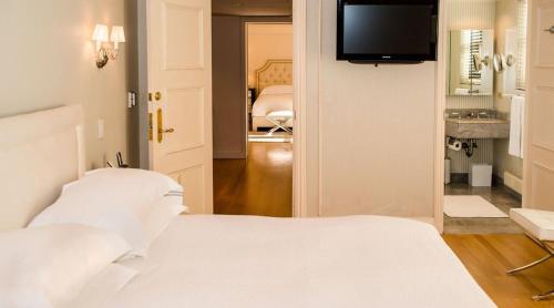 Central Park South Deluxe Studio - photo 8