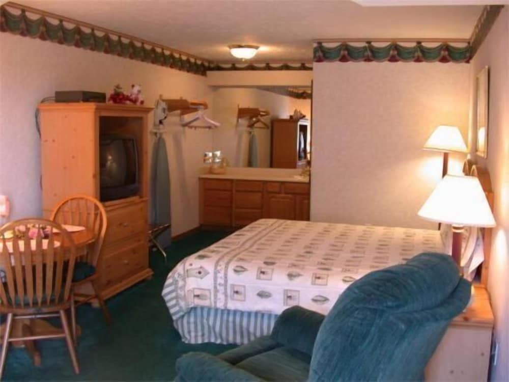 Townhouse Inn & Suites - photo 7