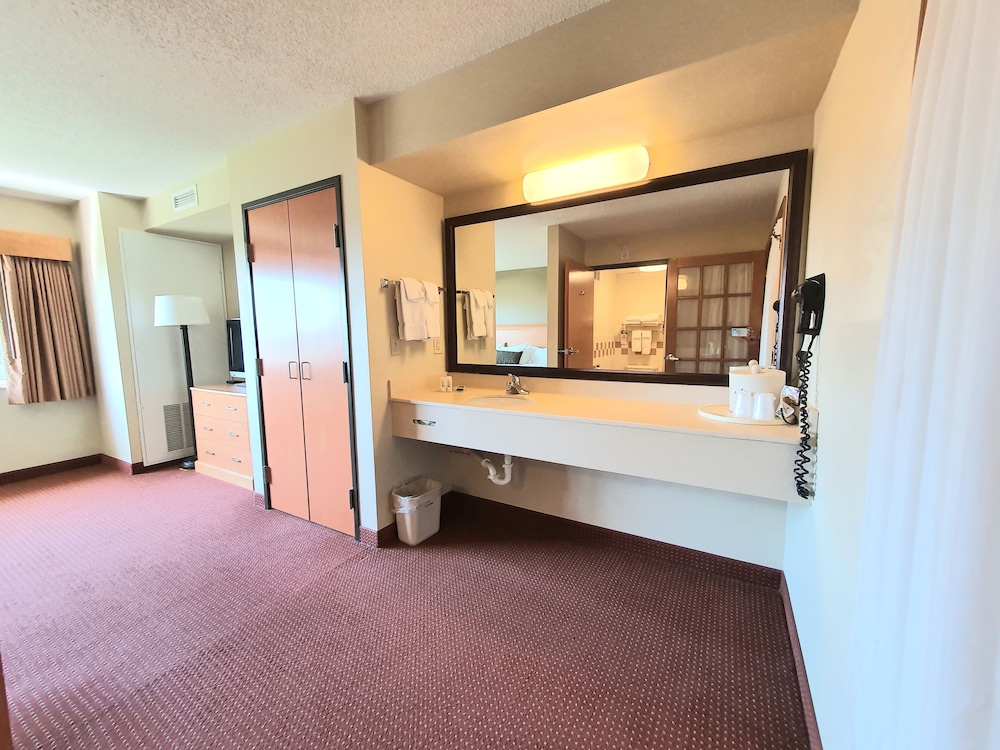 AmeriVu Inn & Suites Waconia - photo 29