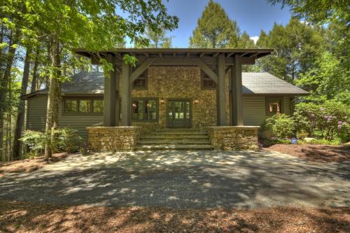 A Stoney River Luxurious Cherry Log Riverfront Cabin Hot Tub Game Room Multiple Decks Views of Ellijay River Goose Islan — 4-Star Luxury Hotel in Blue Ridge, United States