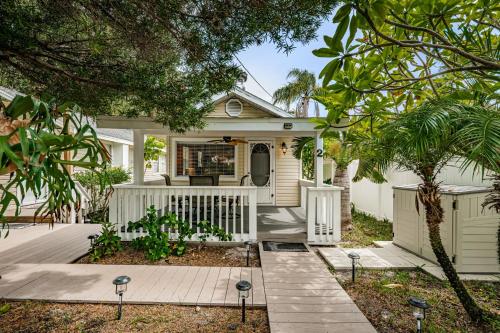 Sunset Beach Bungalow 2 — 4-Star Luxury Hotel in Saint Pete Beach, United States