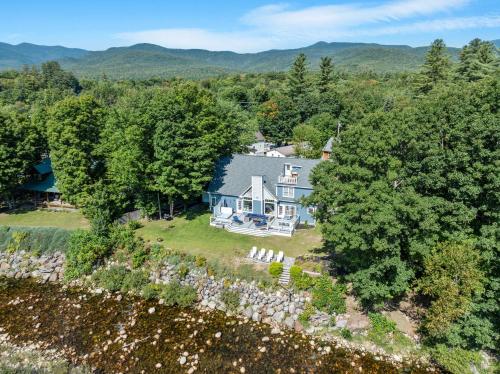 Luxury Riverfront Retreat Hot Tub Game Room Gym in Woodstock, United States
