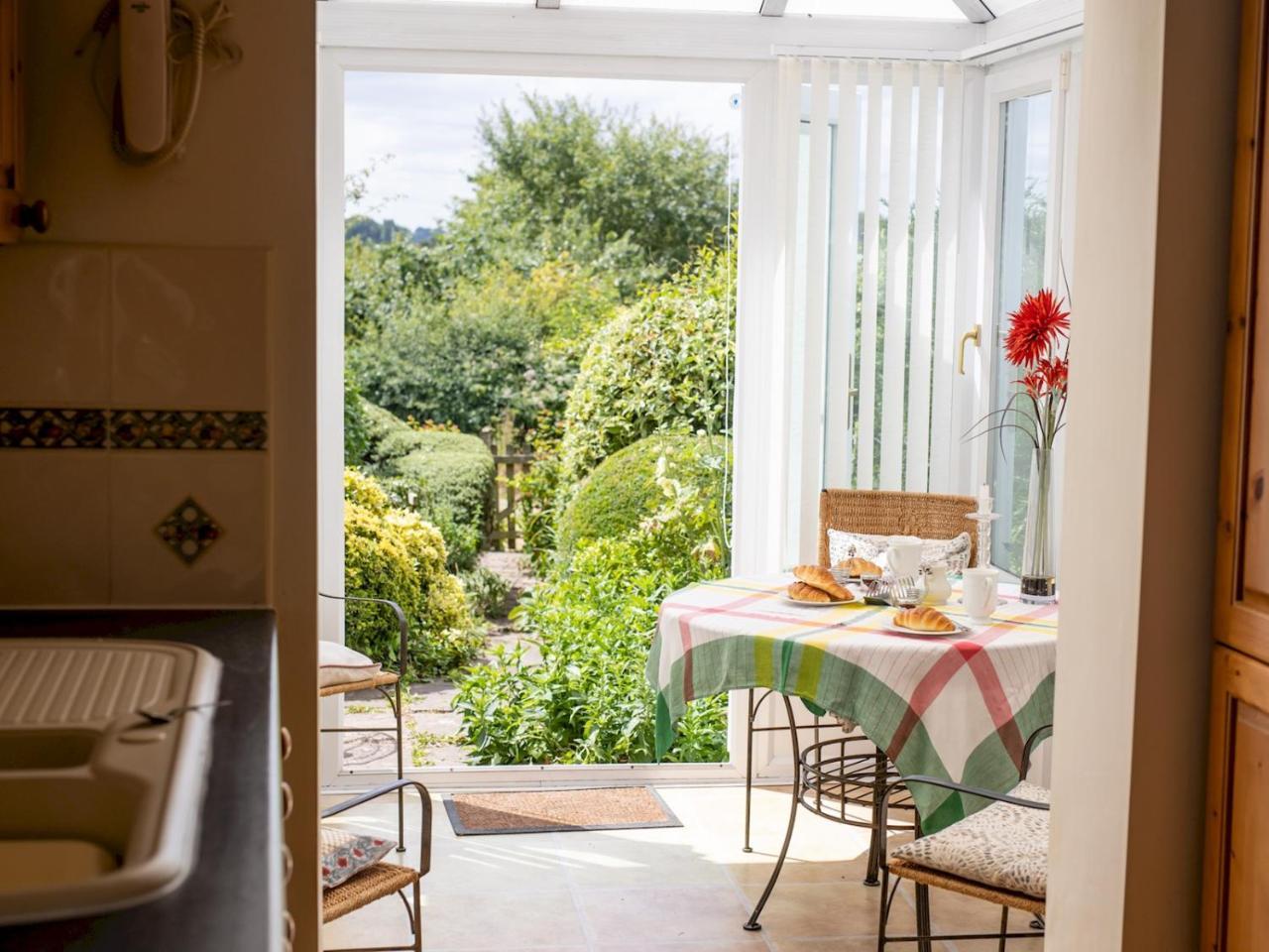 Cosy Cottage with Views Over the Shropshire Hills Pass the Keys — 4-Star Luxury Hotel in Ludlow, United Kingdom
