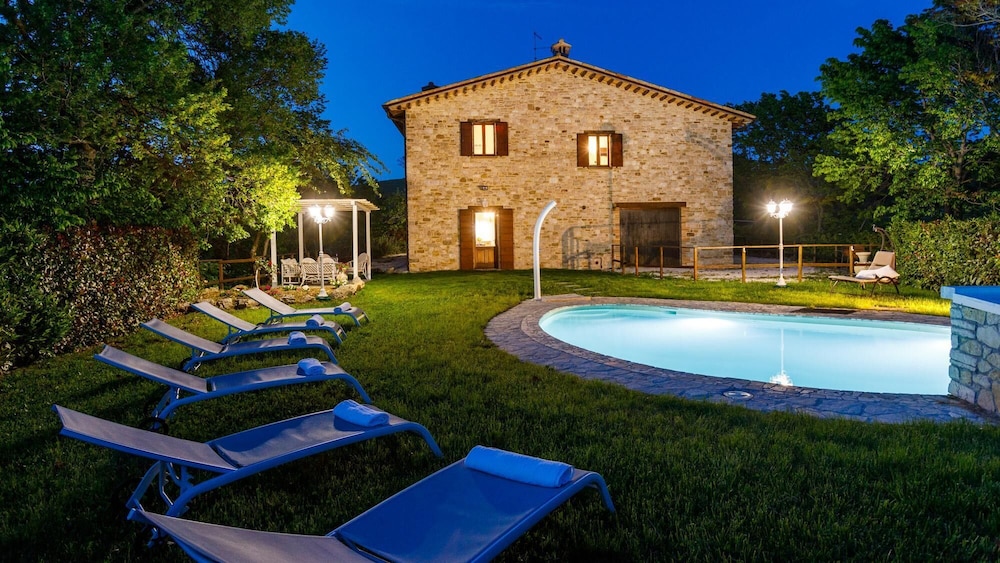 Villa Agostini 10 Emma Villas — 4-Star Luxury Hotel in Piandimeleto, Italy