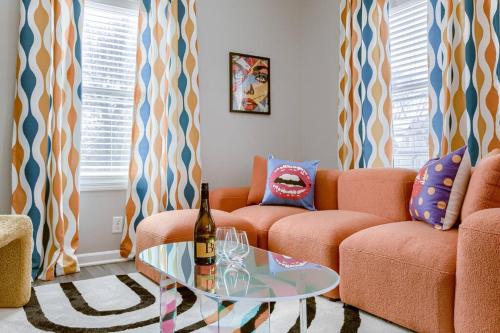 UNL Retreat Eclectic 5bd 5mins to Downtown — 4-Star Luxury Hotel in Lincoln, United States