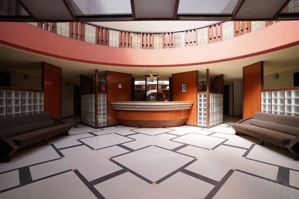 Metropolis Hotel — hotel in Hubli