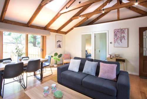 Cosy central Olinda Camellia Cottage — 4-Star Luxury Hotel in Olinda, Australia