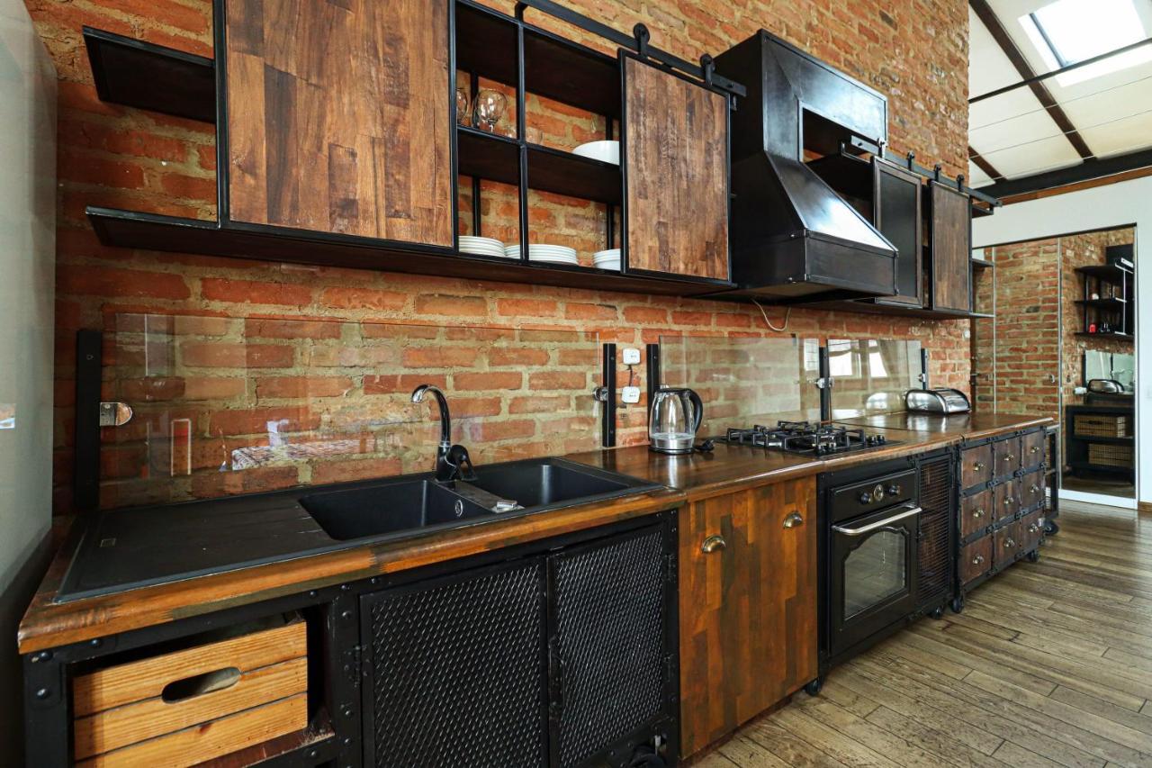Vintage Mezzanine Apt in City Center By Wehost