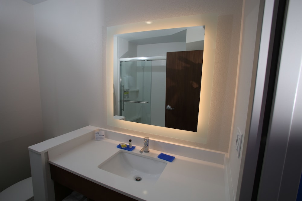 Holiday Inn Express & Suites Lincoln Airport by IHG - photo 14