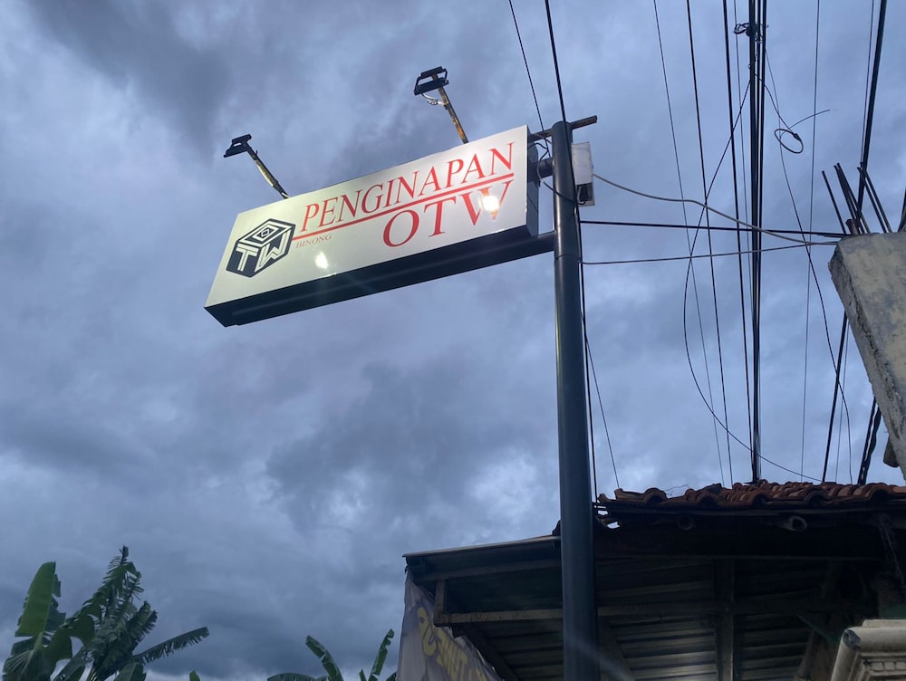 Oyo 93663 Penginapan Otw — Kemang