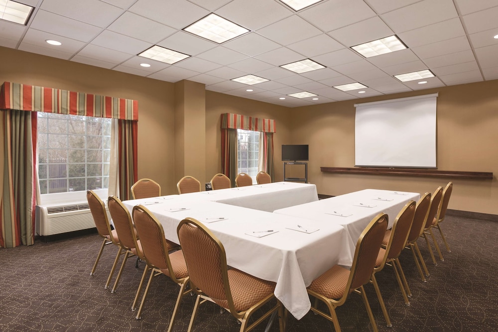 Hampton Inn & Suites Greenfield - photo 40