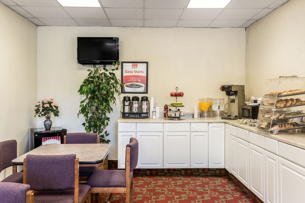 Econo Lodge Near Stewart Inter - photo 17