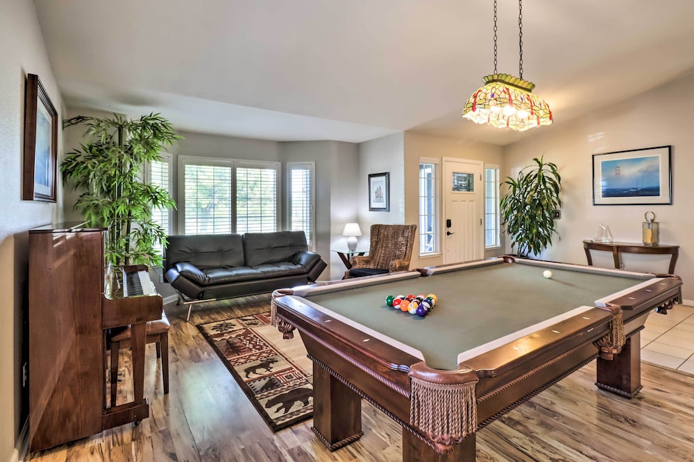Hot Tub and Fire Pit Reno Gem 12 Mi to Skiing
